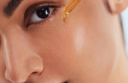 OBAGI_Lifestyle_Model_Letisha_Vitamin-C_Product-Dropper